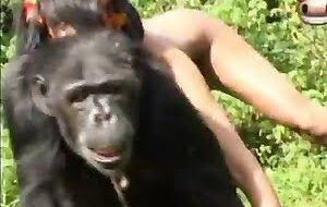 Xvideos porno com uma gostosa peladinha mostrando a buceta para a camera em quanto faz sexo - Mulheres transando com macaco